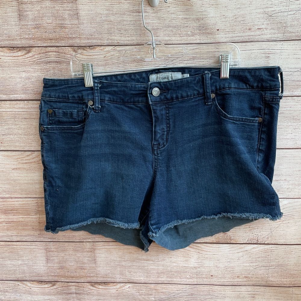 TORRID CUT OFF JEAN SHORTS IN BLUE